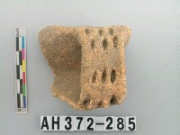 藏品(褐色粗砂帶把陶口緣)的圖片